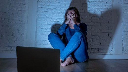 Opfer von Cybermobbing vor Laptop