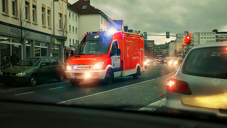 Krankenwagen mit Blaulicht und Martinshorn Stock-Foto