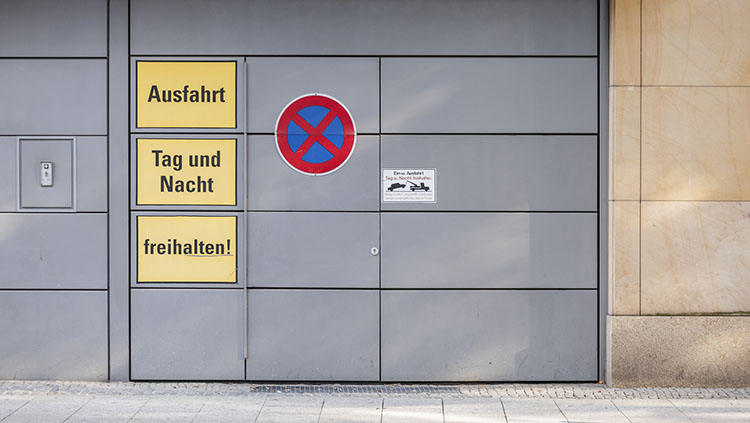Parken Gegenuber Von Ausfahrten Wann Ist Das Verboten Deutsche Anwaltauskunft