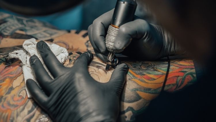 Verbotene Tattoos: Welche Symbole sind verfassungswidrig?