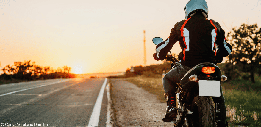 Motorradfahrer auf einer Landstraße.
