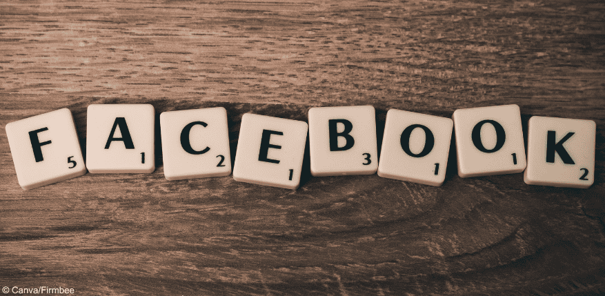 Facebook mit Scrabble-Steinen geschrieben.