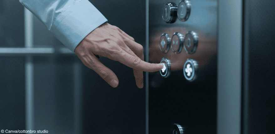 Im Aufzug stecken geblieben: Muss man für die Befreiung zahlen?