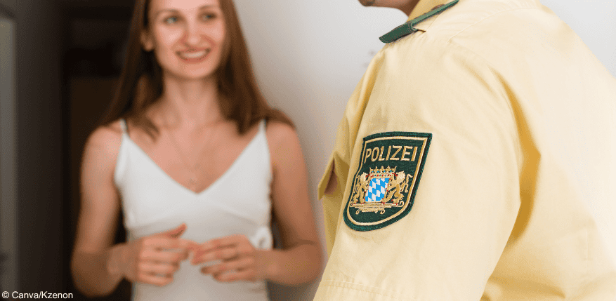 Personenkontrolle: Eine Frau wird von der Polizei kontrolliert.