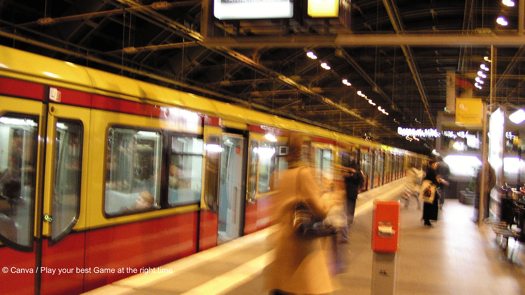 Eine S-Bahn in einem Berliner Bahnhof. Auf dem Bahnsteig sind Menschen. Das Bild ist verwischt und steht hier symbolisch für einen Arbeitsunfall, um den es im Urteil geht.