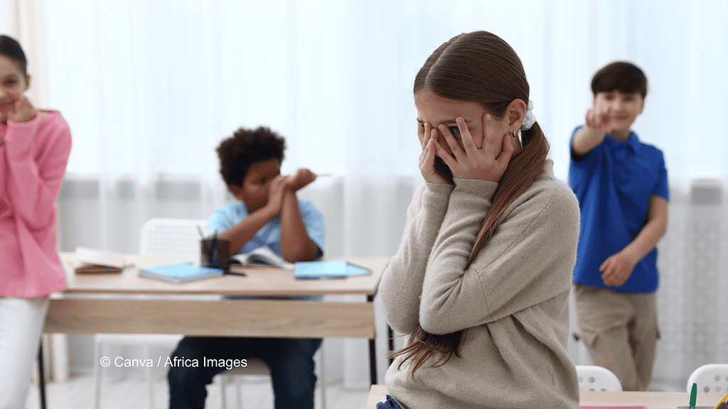 Kinder toben durch ein Klassenzimmer. Ein Mädchen hält die Hände vors Gesicht. Welches Verhalten rechtfertigt einen Schulausschluss?