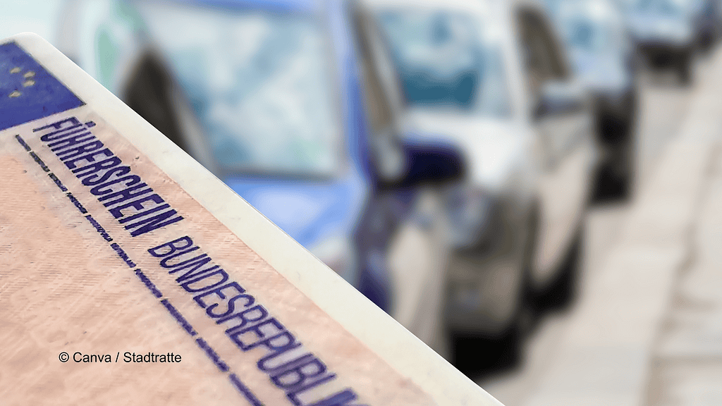 In der unteren linken Ecke ist die Schrift des Führerscheins der Bundesrepublik Deutschland zu sehen. Im Hintergrund stehen parkende Autos. Im Artikel geht es um die Entziehung der Fahrerlaubnis.