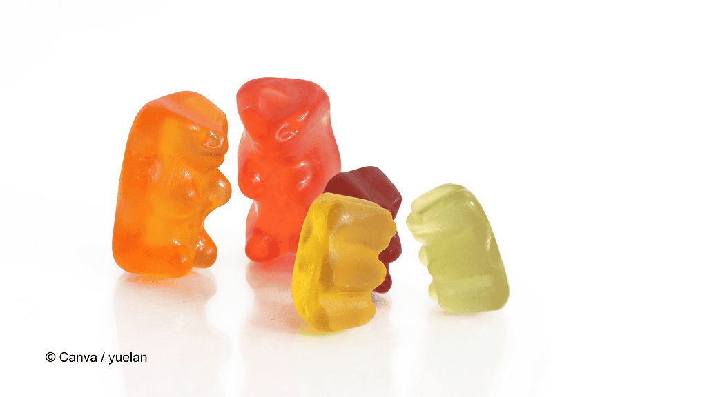 Zwei große und drei kleinere Gummibären, die hier für eine Patchwork-Familie und für nachehelichen Unterhalt stehen sollen.