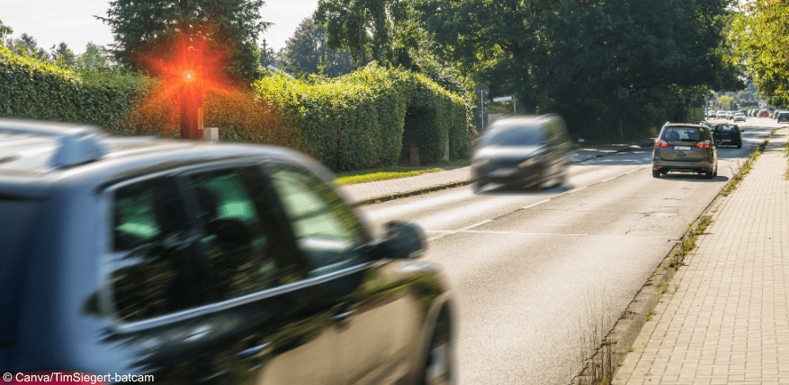 Bußgeldbescheid: Autofahrende werden geblitzt.