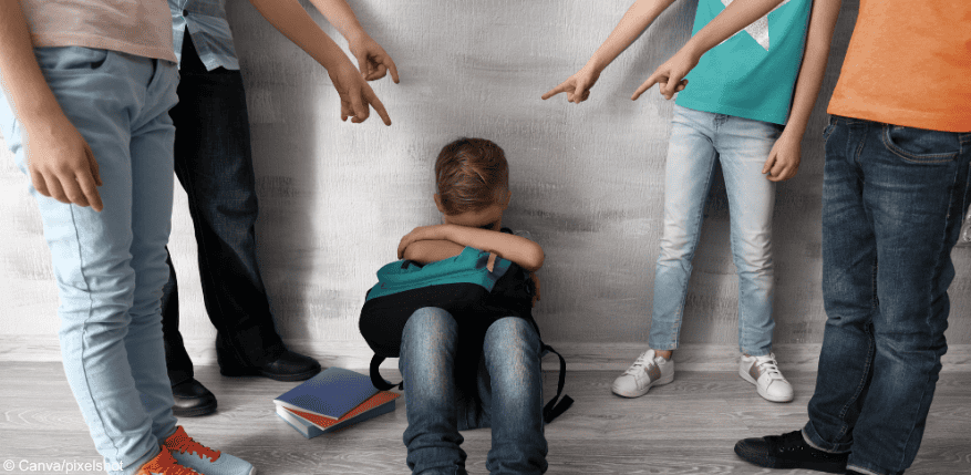 Vier Kinder zeigen auf ein Kind am Boden: Welche Ordnungsmaßnahmen können Eltern verlangen?