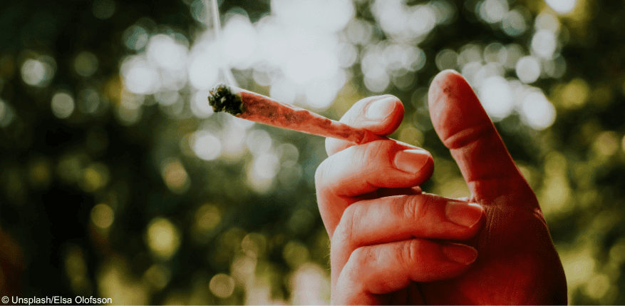 Person raucht eine Cannabis-Zigarette. Muss die von der Krankenversicherung bezahlt werden?