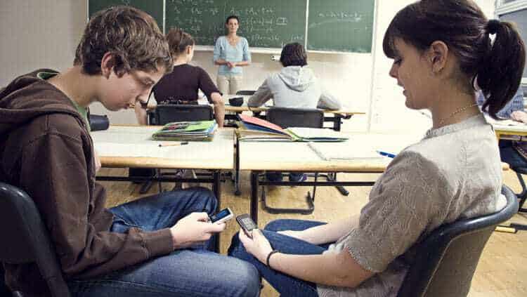 Dürfen Lehrer Handys einsammeln?