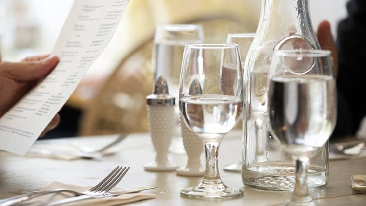 Hat man Anspruch auf kostenloses Leitungswasser im Restaurant?
