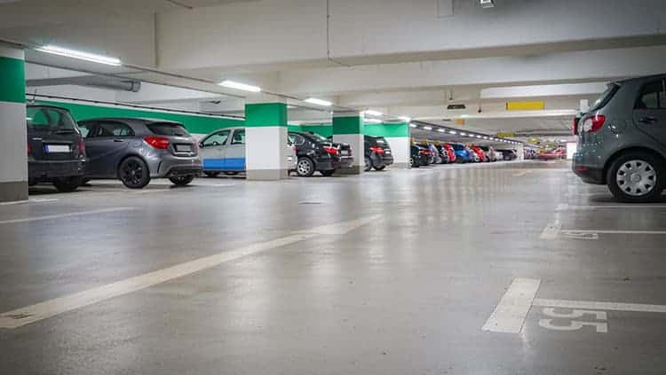 Unfall im Parkhaus: Muss Betreiber Schadensersatz zahlen?