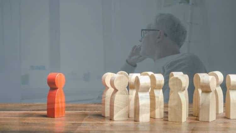 Holzfiguren und im Hintergrund sitzt Person