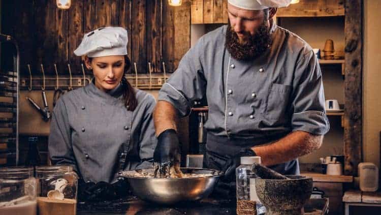 Mann und Frau Kochen Restaurant