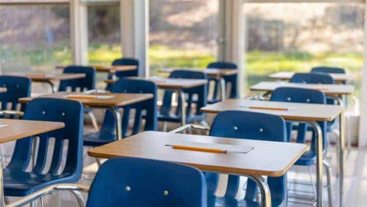 Klassenzimmer mit Tischen und Stühlen
