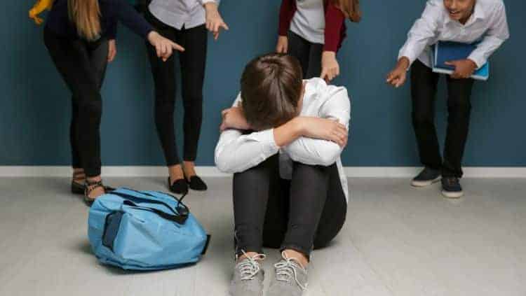 Kind wird Opfer von Mobbing
