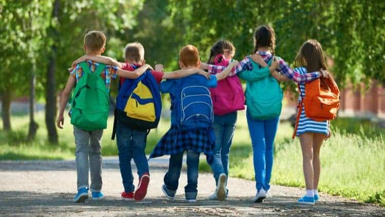 Schulkinder umarmen sich