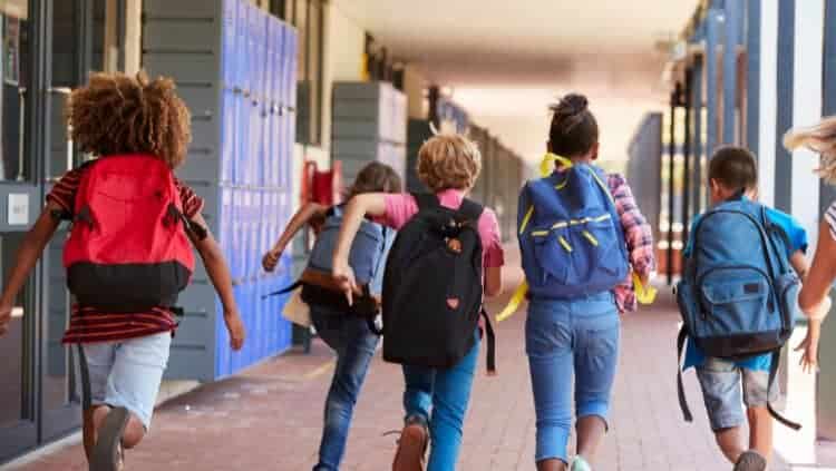 Kinder laufen in der Schule herum
