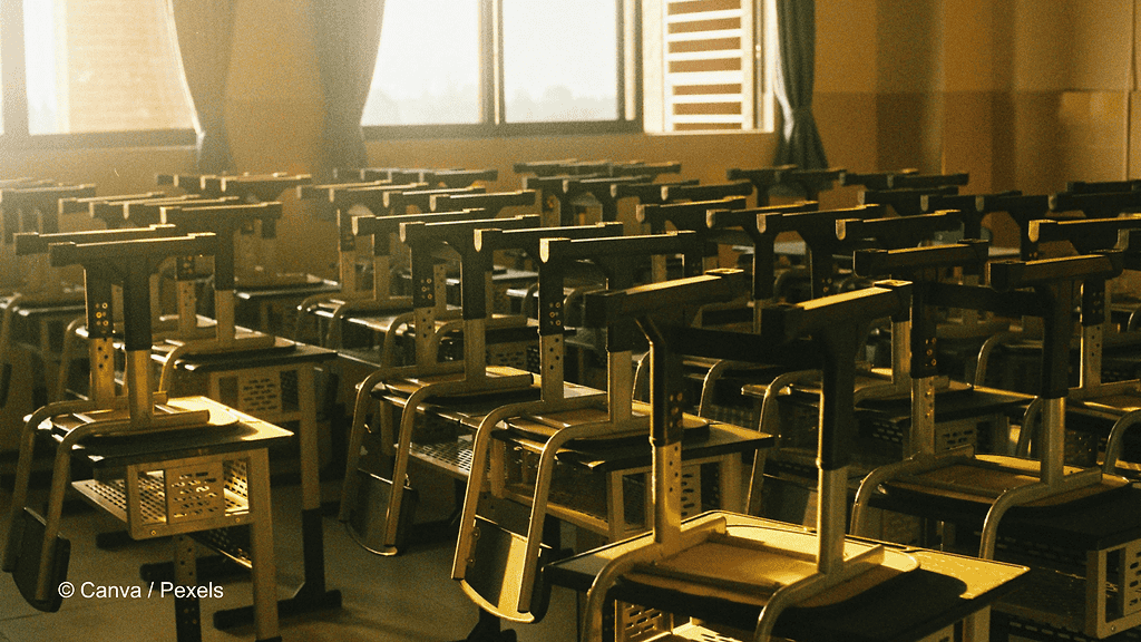 Ein Klassenzimmer nach Schulschluss. Alle Stühle wurden hochgestellt und sind umgedreht auf den Tischen zu sehen. Symbolfoto Suspendierung