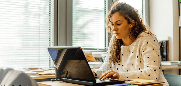 Person sitzt am Laptop, während einer Online-Prüfung: Ist Gesichtserkennung erlaubt?