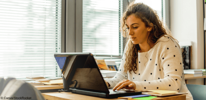 Person sitzt am Laptop, während einer Online-Prüfung: Ist Gesichtserkennung erlaubt?
