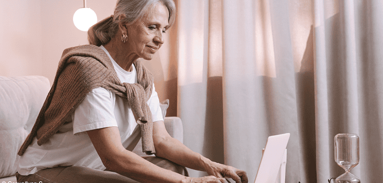 Rentnerin am Laptop: Gilt die Rentenbezugsklausel?