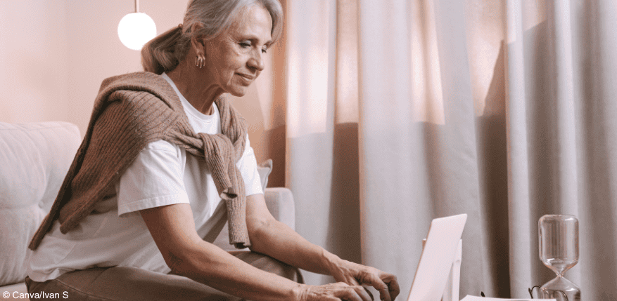 Rentnerin am Laptop: Gilt die Rentenbezugsklausel?