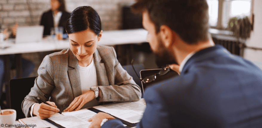 Eine Frau unterschreibt einen Arbeitsvertrag: Ist die sachgrundlose Befristung rechtens?