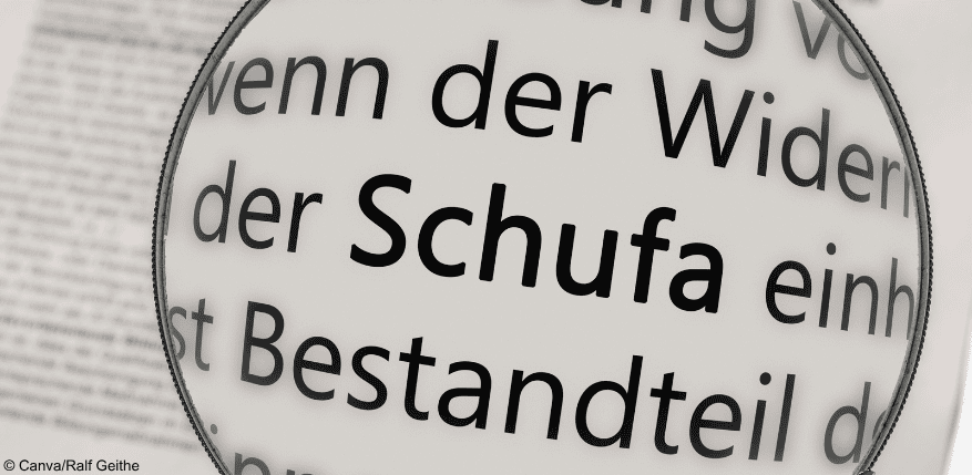 Eine Lupe hat das Wort "Schufa" im Fokus. Denn wir gucken beim Schufa-Score genau hin.