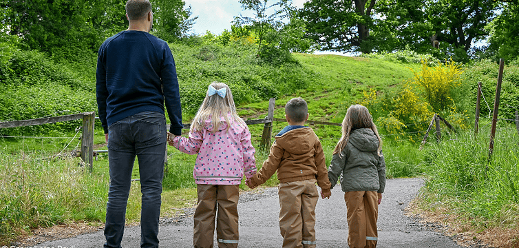 Ein Vater mit seinen drei Kindern: Durch seine Betreuung reduziert sich der Kindesunterhalt.