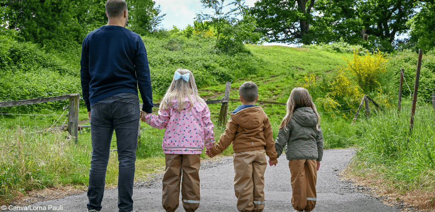 Ein Vater mit seinen drei Kindern: Durch seine Betreuung reduziert sich der Kindesunterhalt.