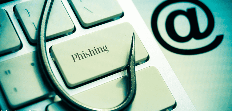 Ein Haken auf einer Computer-Tastatur: Achtung Phishing!