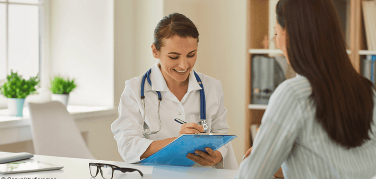 Eine Ärztin spricht mit Patientin: Ein Aufenthalt in einer Privatklinik kann teuer werden.