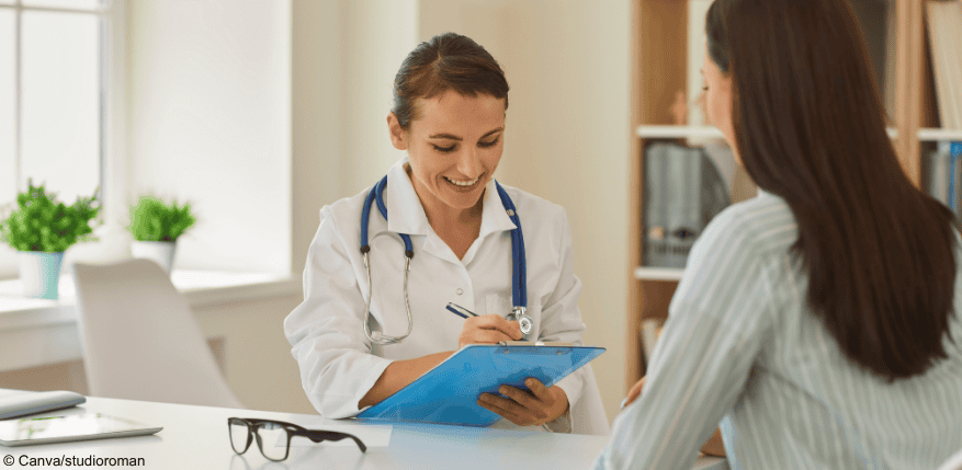 Eine Ärztin spricht mit Patientin: Ein Aufenthalt in einer Privatklinik kann teuer werden.