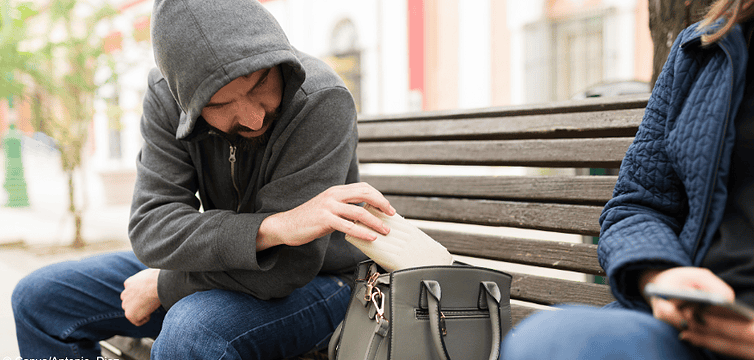 Eine Person klaut einer anderen Person die Geldbörse: Schon ist der Personalausweis weg.