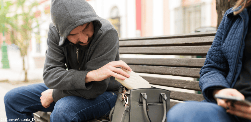 Eine Person klaut einer anderen Person die Geldbörse: Schon ist der Personalausweis weg.
