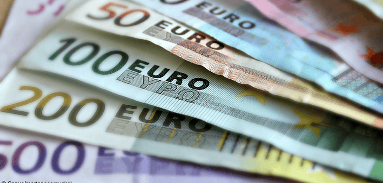 Mehrere Geldscheine: Gibt es Hinterbliebenengeld für einen Enkel?
