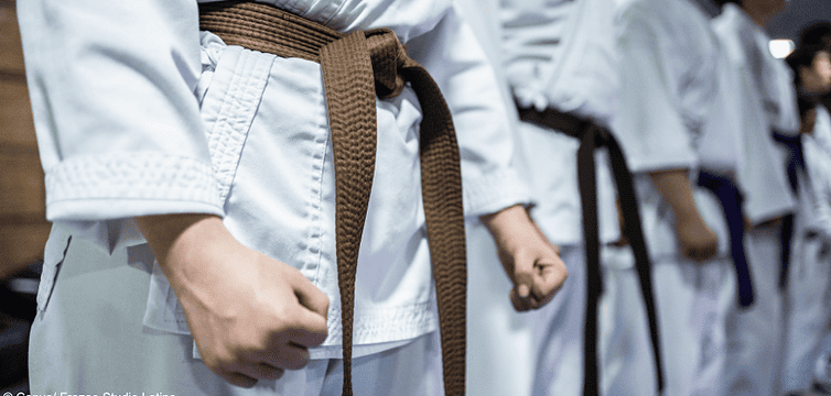 Teilnehmer:innen bei einem Karate-Kurs: Kommt es zur Nachzahlung, wenn gar kein Vertrag besteht?