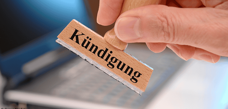 Ein Stempel mit dem Wort "Kündigung".