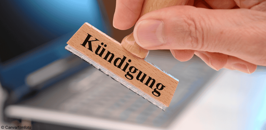 Ein Stempel mit dem Wort "Kündigung".