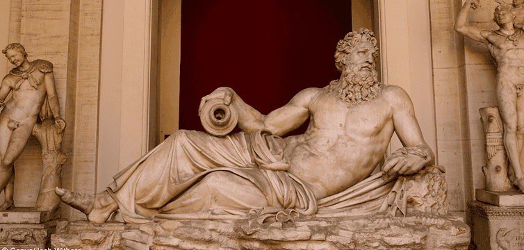 Griechische Statue oben ohne.