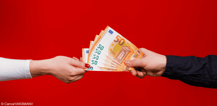 Eine Hand reicht einer anderen mehrere Euroscheine. Kann der Pflichtteil untersagt werden?