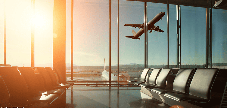 Für Reise startet ein Flugzeug am Flughafen.