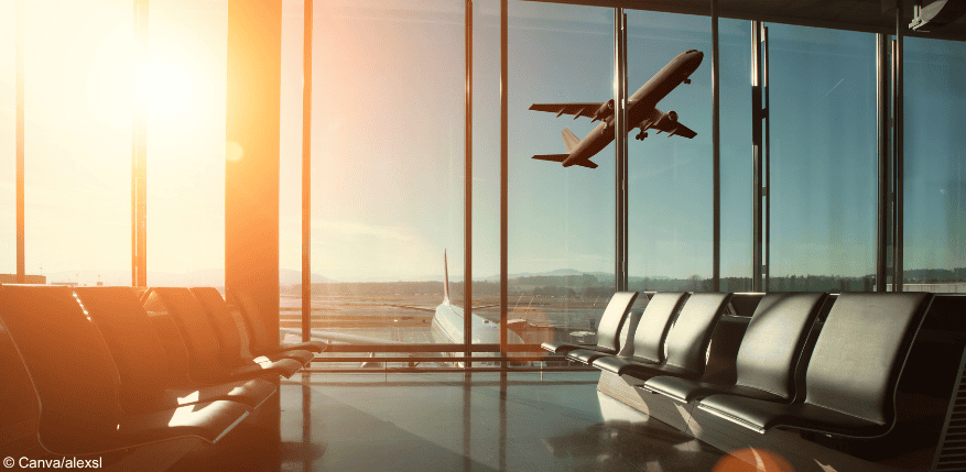 Für Reise startet ein Flugzeug am Flughafen.