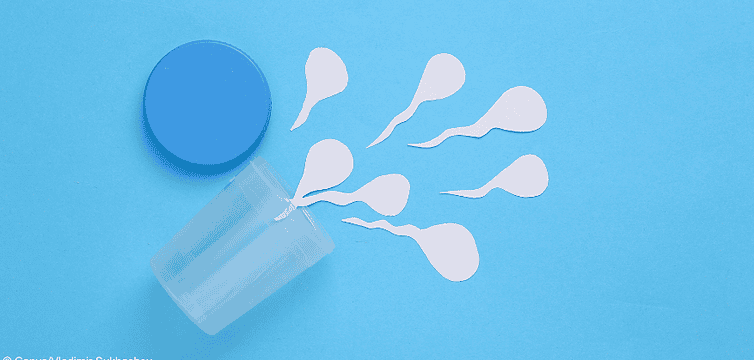 Samenspende: Ein Becher aus dem sich Spermien aus Papier bewegen.