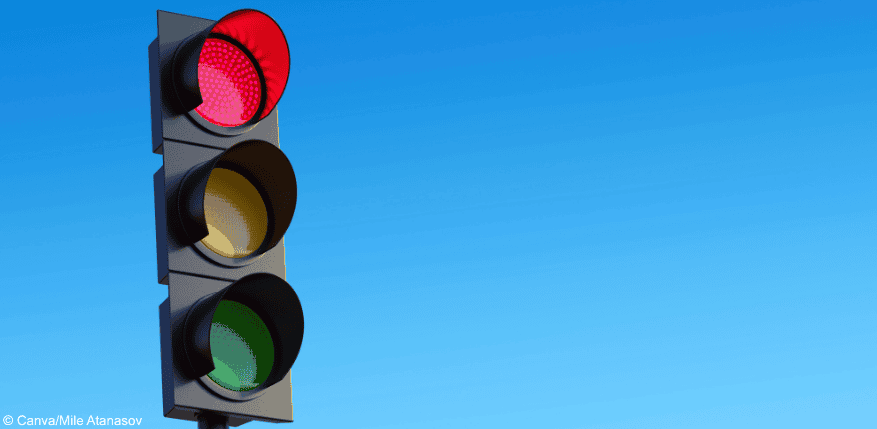 Eine auf Rot gestellte Ampel: Ist ein Spurwechsel erlaubt?