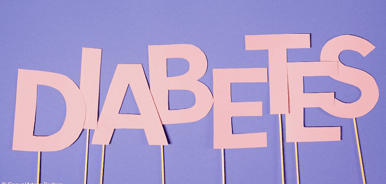 Das Wort Diabetes in ausgeschnittenen Buchstaben gelegt.