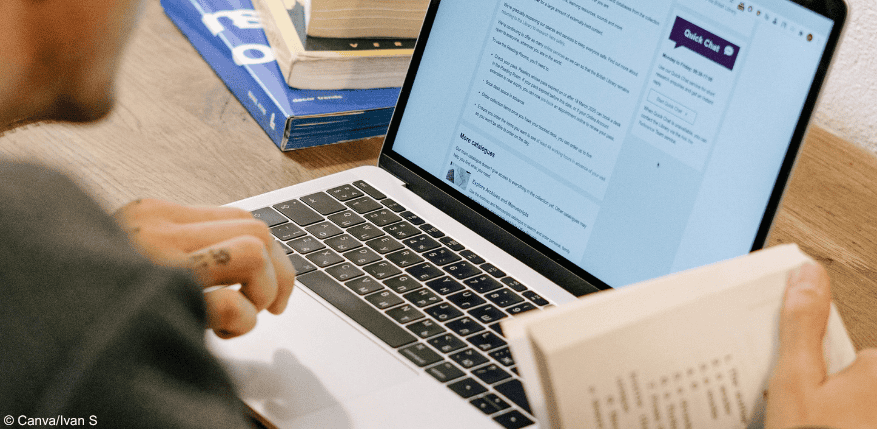 Person am Laptop nutzt KI für Hausarbeit. Das kann zur Exmatrikulation führen.